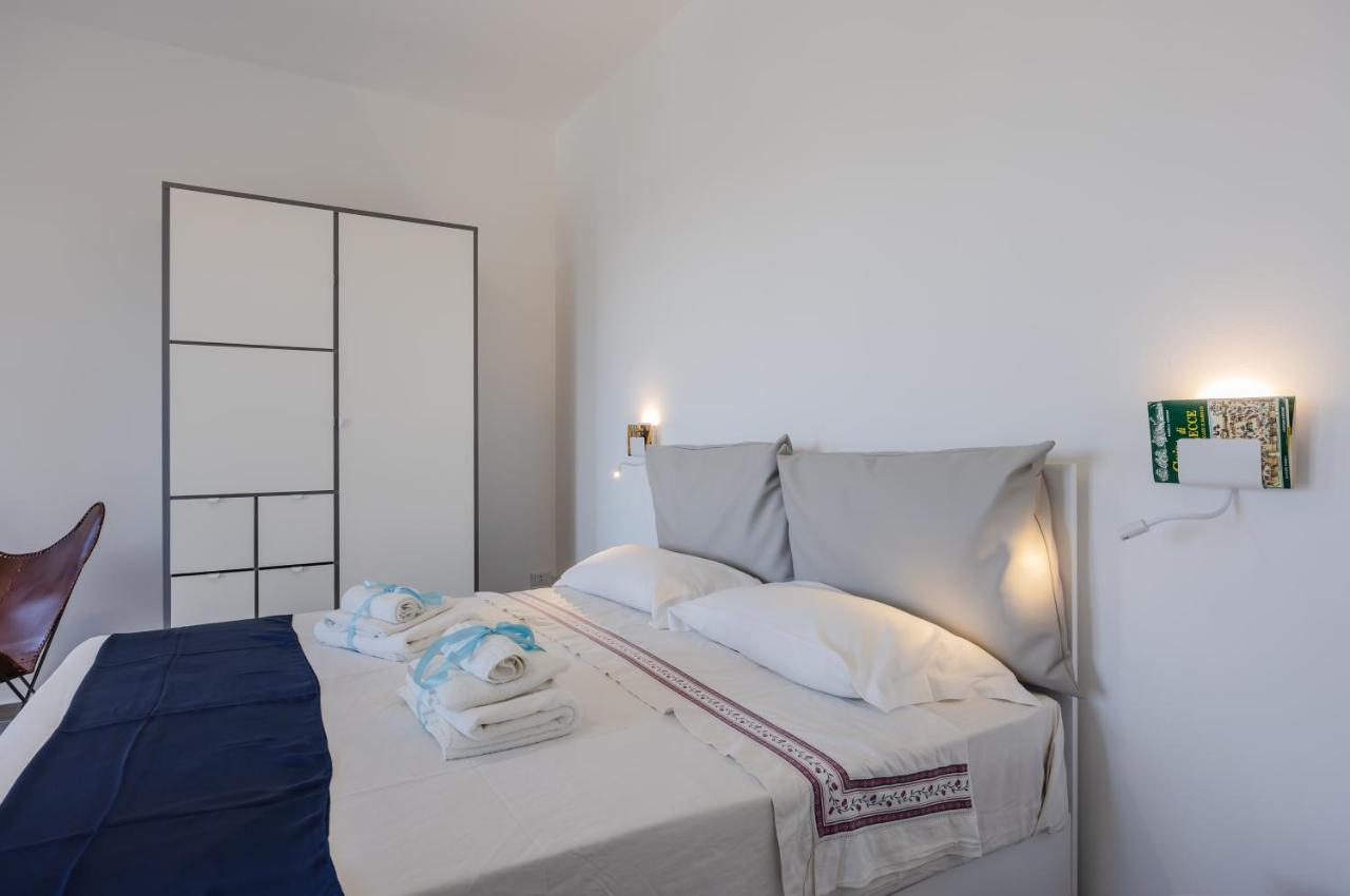 Licia & Tonino Apartments Near The Station Lecce Exteriör bild