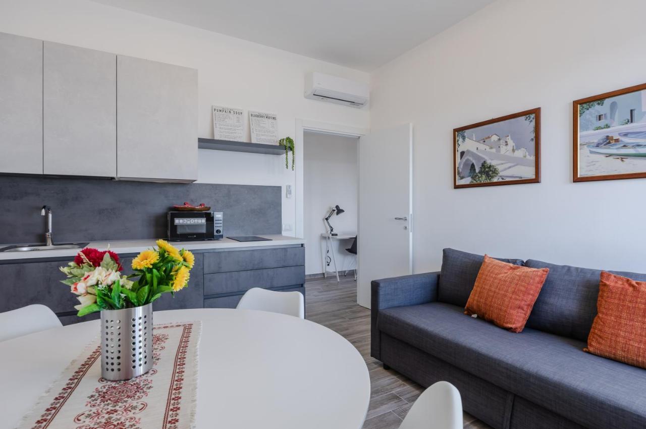 Licia & Tonino Apartments Near The Station Lecce Exteriör bild