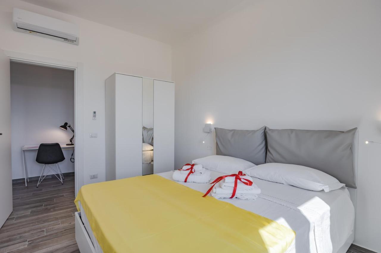 Licia & Tonino Apartments Near The Station Lecce Exteriör bild