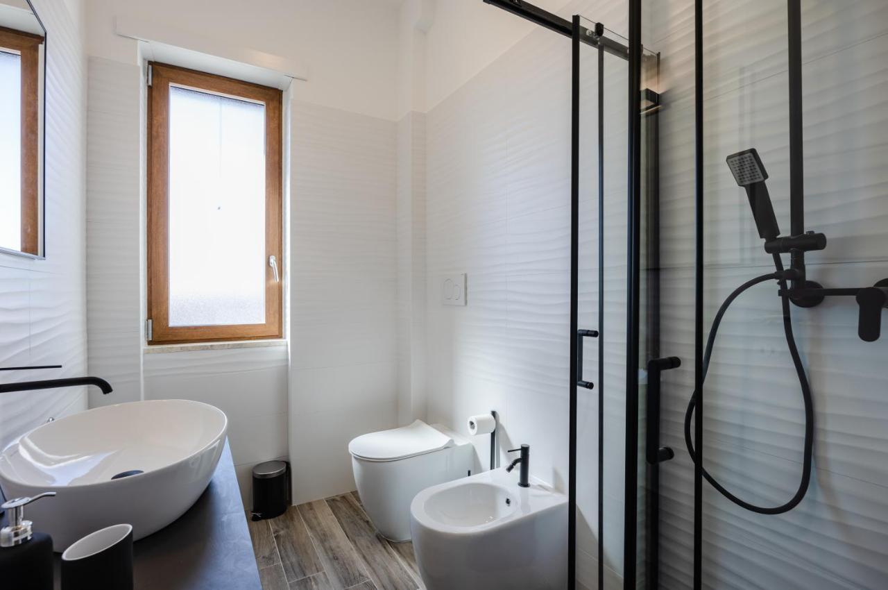 Licia & Tonino Apartments Near The Station Lecce Exteriör bild
