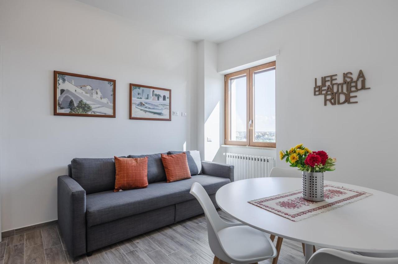 Licia & Tonino Apartments Near The Station Lecce Exteriör bild