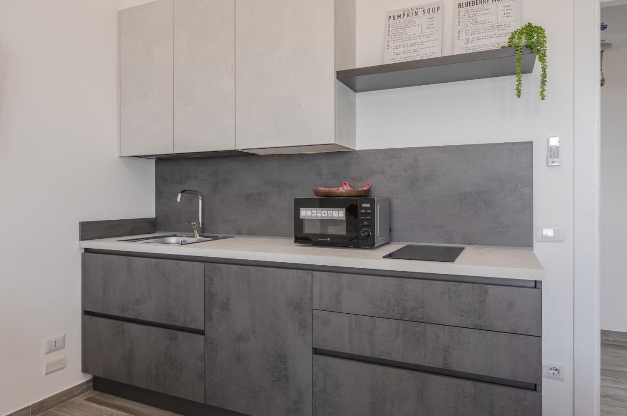 Licia & Tonino Apartments Near The Station Lecce Exteriör bild